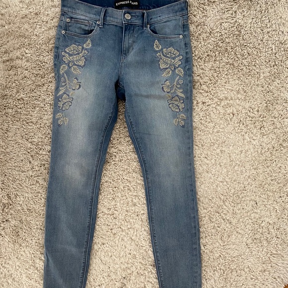 Express Mid Rise Floral Embroidery Jean Legging - Picture 5 of 11